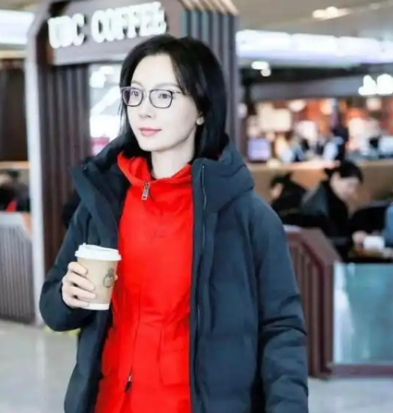 岁素颜气质无敌18岁儿子留长发长得很帅气pg电子模拟器试玩陈数接子回国被偶遇47(图3)
