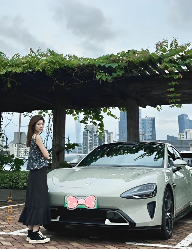 质量都这么高的吗？仙女也就长这样吧电子pg游戏小米SU7的美女车主(图6)