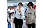 岁素颜气质无敌18岁儿子留长发长得很帅气